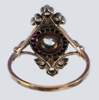 Кольцо из желтого и белого металла, общим весом 2,37 грамма, содержит вставки из бриллиантов и рубинов